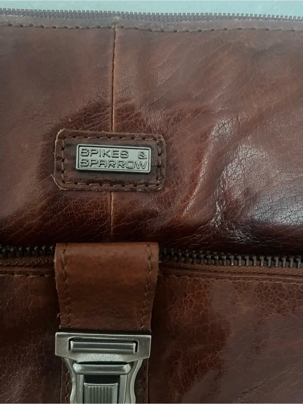 Spikes y Sparrow Classic Brown Leather Messenger Bag with Front Buckle